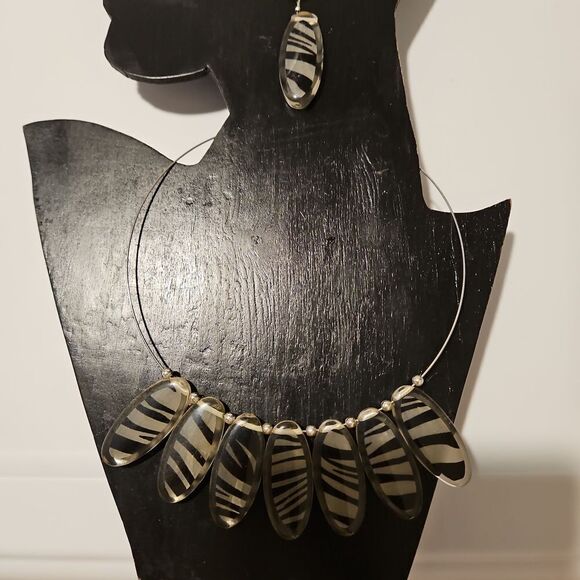 Costume Vintage Necklace and Earrings Set - Picture 4 of 5